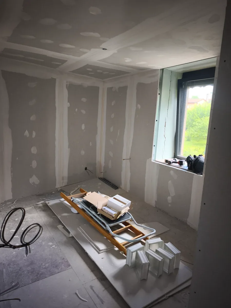 Pièce en travaux avec murs et plafond en placo, joints en cours de finition